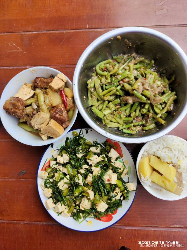 早,脱脂牛奶一盒+西红柿+牛肉+全麦馒头。午