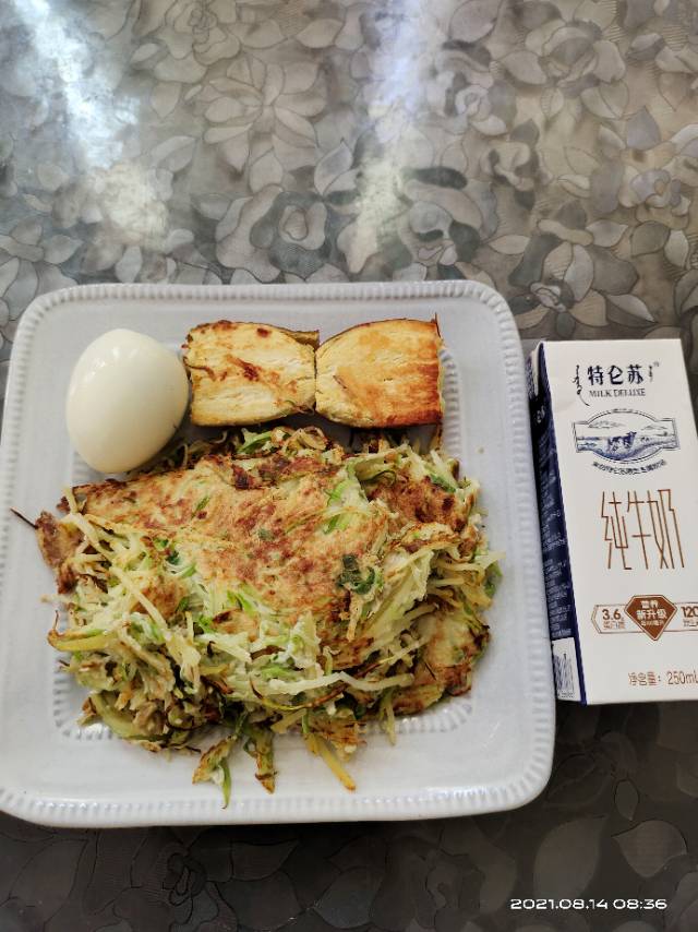 早,鸡蛋一个,红薯半个+土豆西葫芦鸡蛋饼+牛