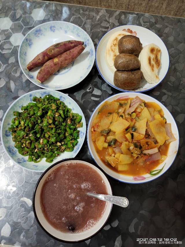 早,鸡蛋一个,稀饭一碗,红薯两个,西红柿炒丝