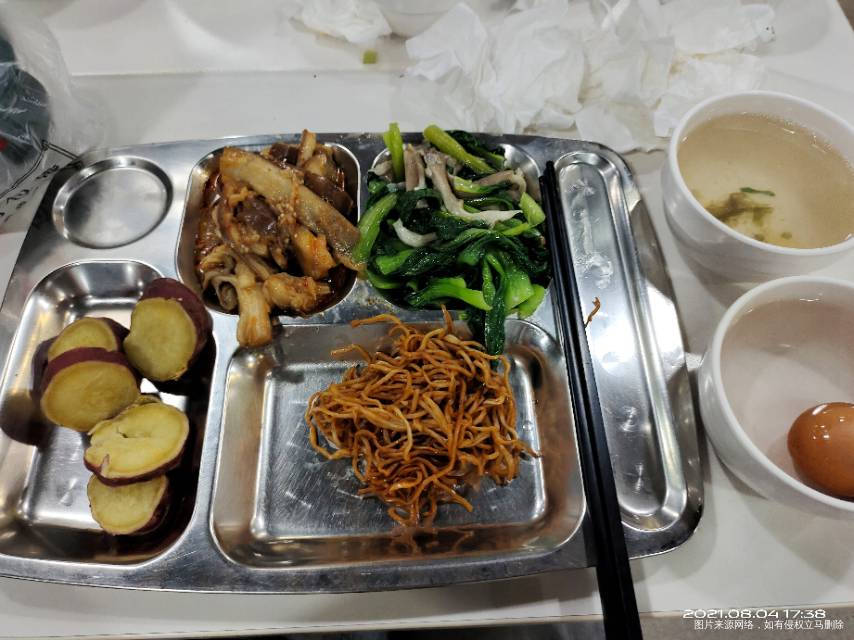 早,鸡蛋牛奶+全麦馒头+烩菜。午,杂粮饭红薯