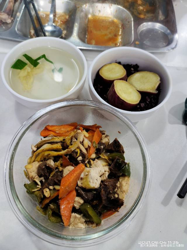 早,鸡蛋牛奶+全麦馒头+烩菜。午,杂粮饭红薯