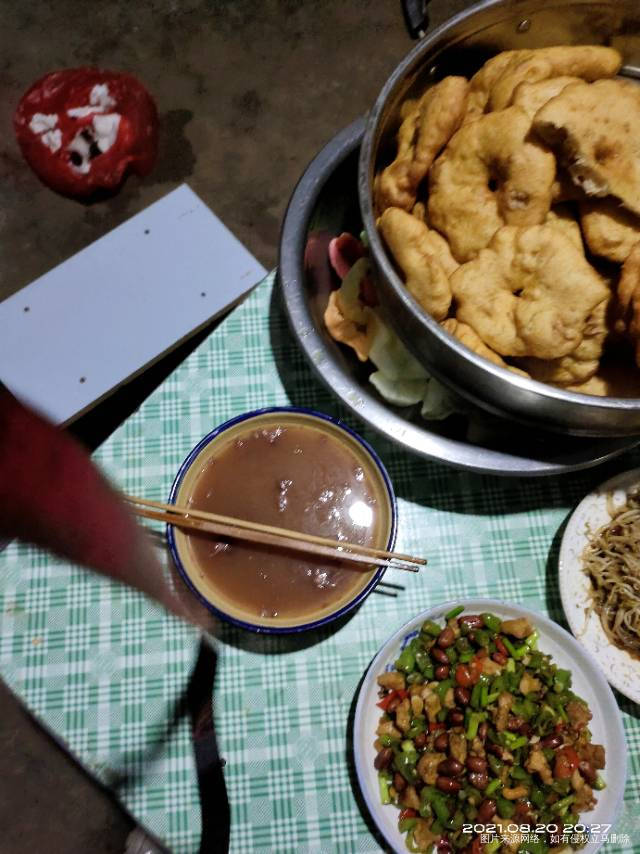 早餐,油饼3个+菜+牛肉60g+纯牛奶一盒。