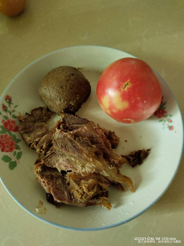 早,脱脂牛奶一盒+西红柿+牛肉+全麦馒头。午