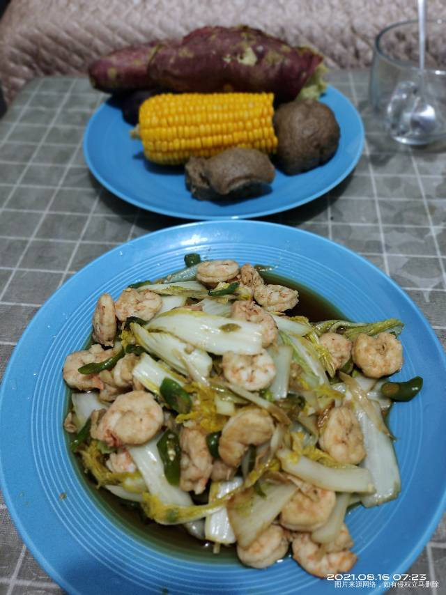 今天吃多了,早饭红薯半个+全麦馒头+白菜炒虾