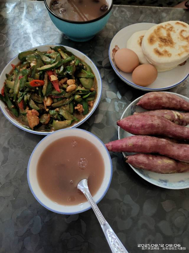 早,鸡蛋一个,稀饭一碗,红薯两个,西红柿炒丝