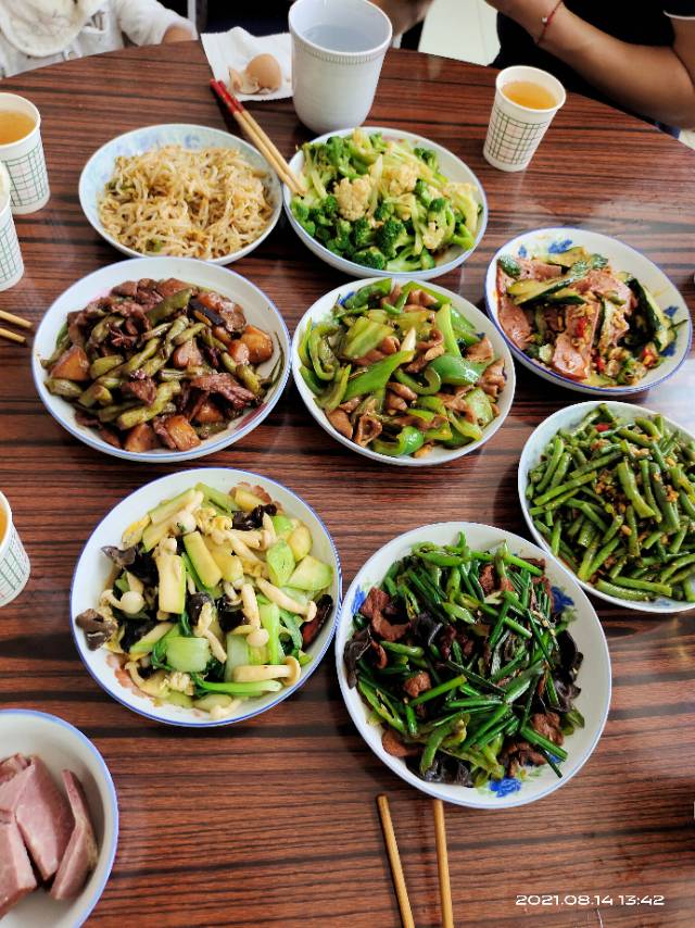 早,鸡蛋一个,红薯半个+土豆西葫芦鸡蛋饼+牛