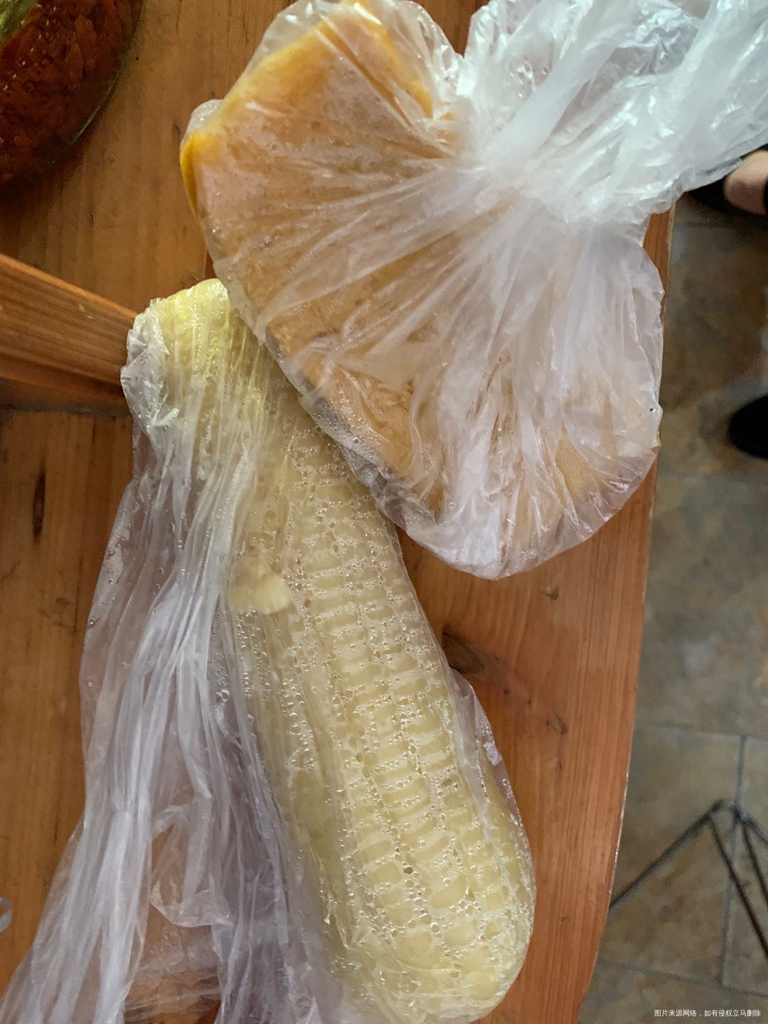 早上起来先喝一杯黑豆浆平时喝点苏打水早餐配玉