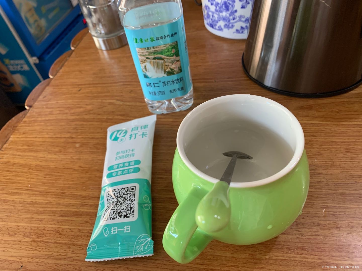 早上起来先喝一杯黑豆浆平时喝点苏打水早餐配玉