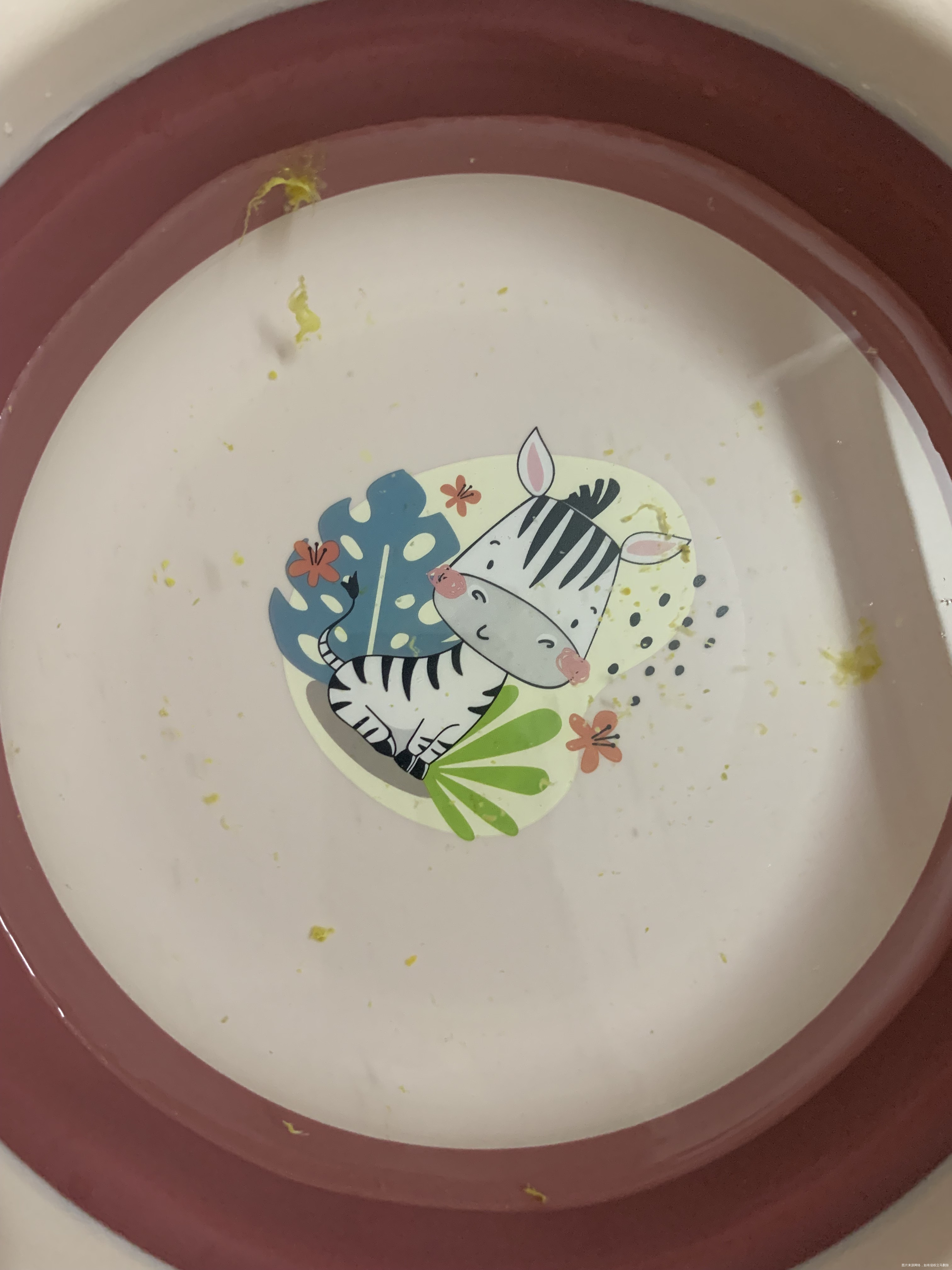 刚满月的宝宝每天拉这样的大便七八次盆里的大便