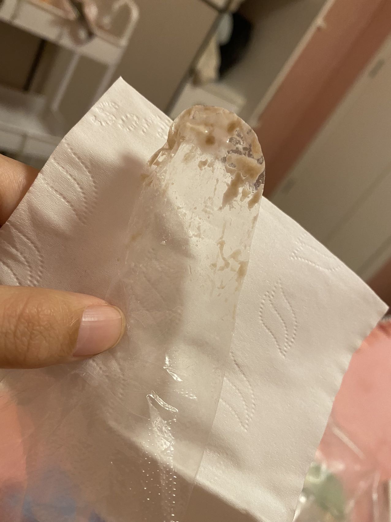 请问孕早期我昨天晚上塞黄体酮胶囊手套上颜色不