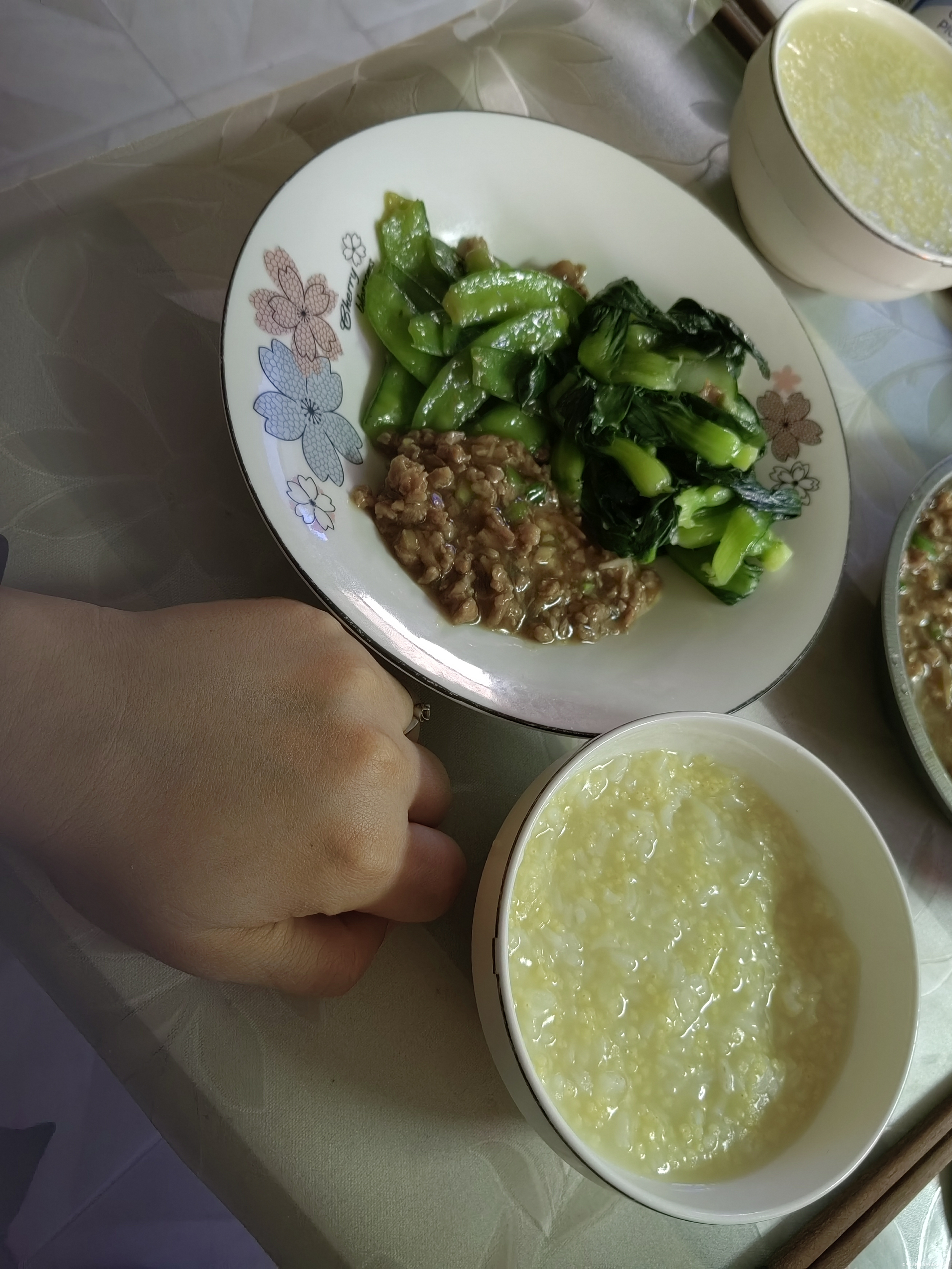 早餐牛奶鸡蛋黑豆粉午餐青菜鱼青菜汤糙米晚餐肉