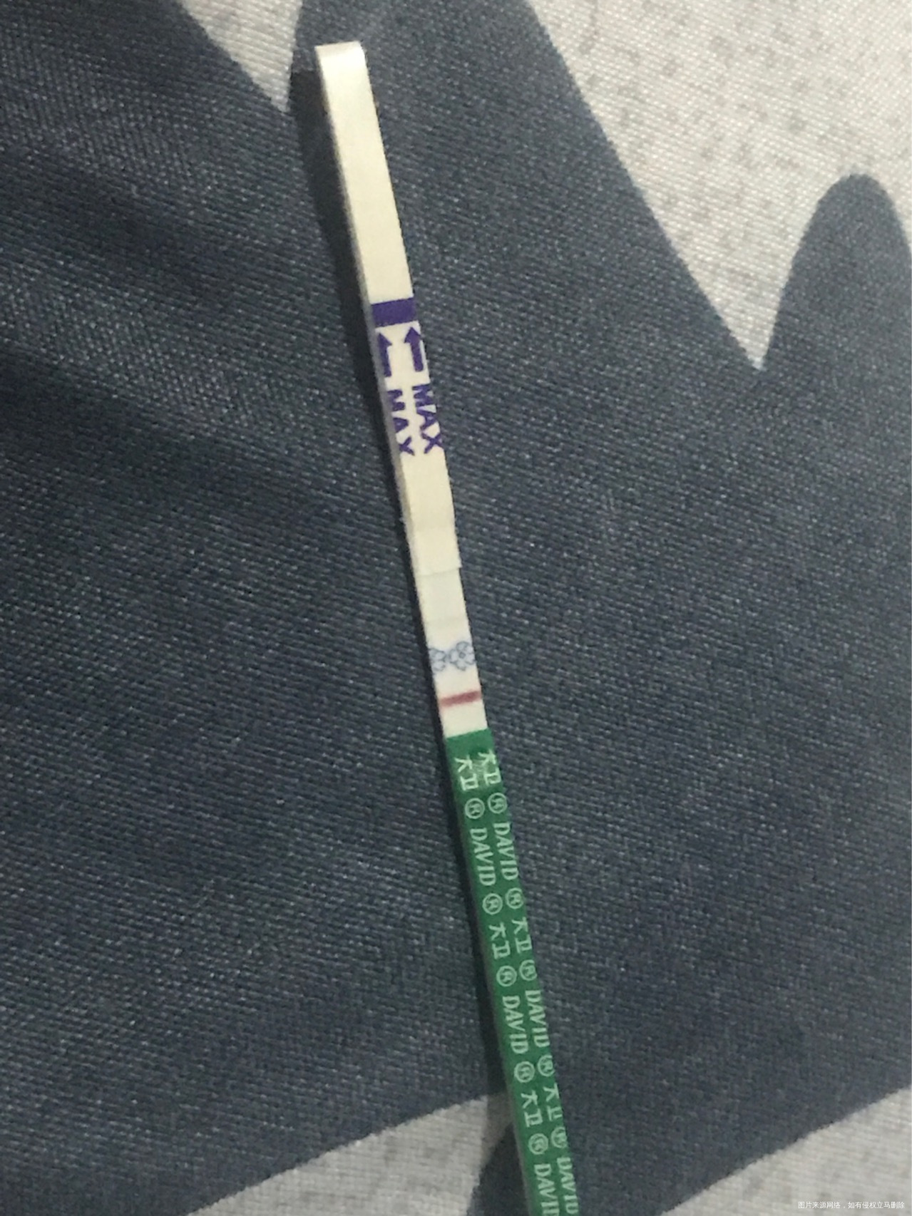 囊胚移殖第七天早晨起床晨尿检验一条杠红些一条