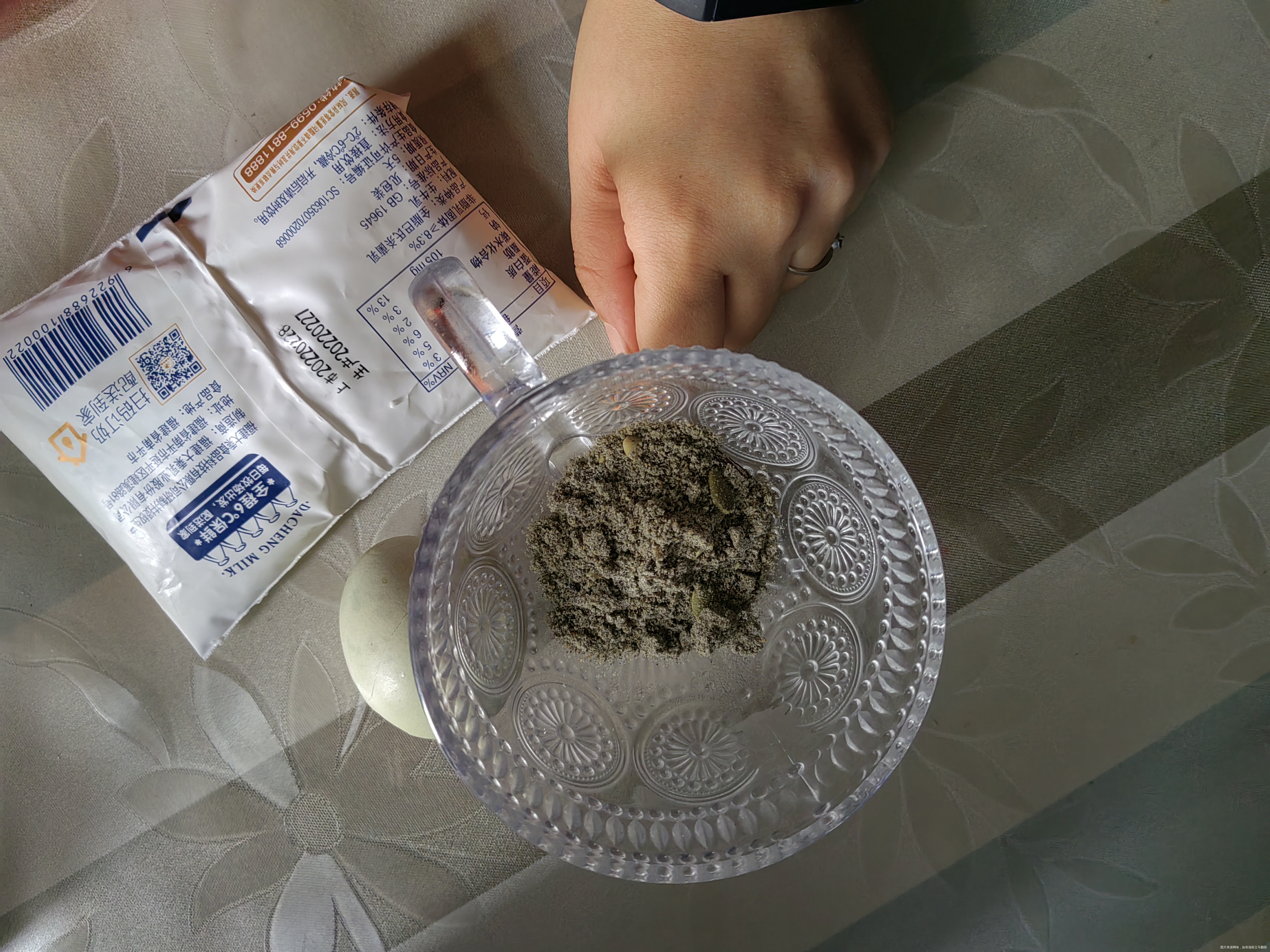 早餐牛奶鸡蛋黑豆粉午餐青菜鱼青菜汤糙米晚餐肉