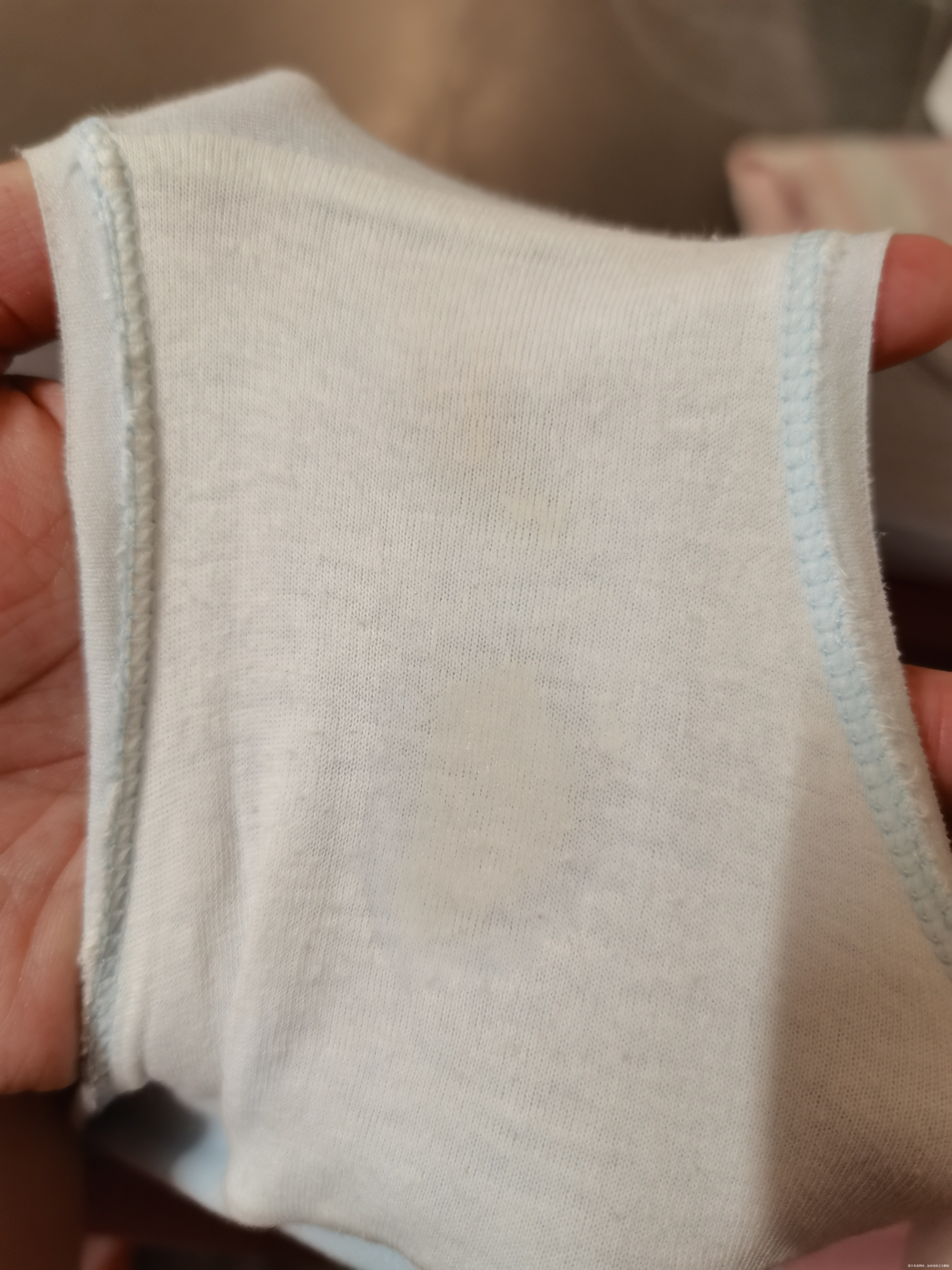 请问这是孕中期正常白带的颜色吗