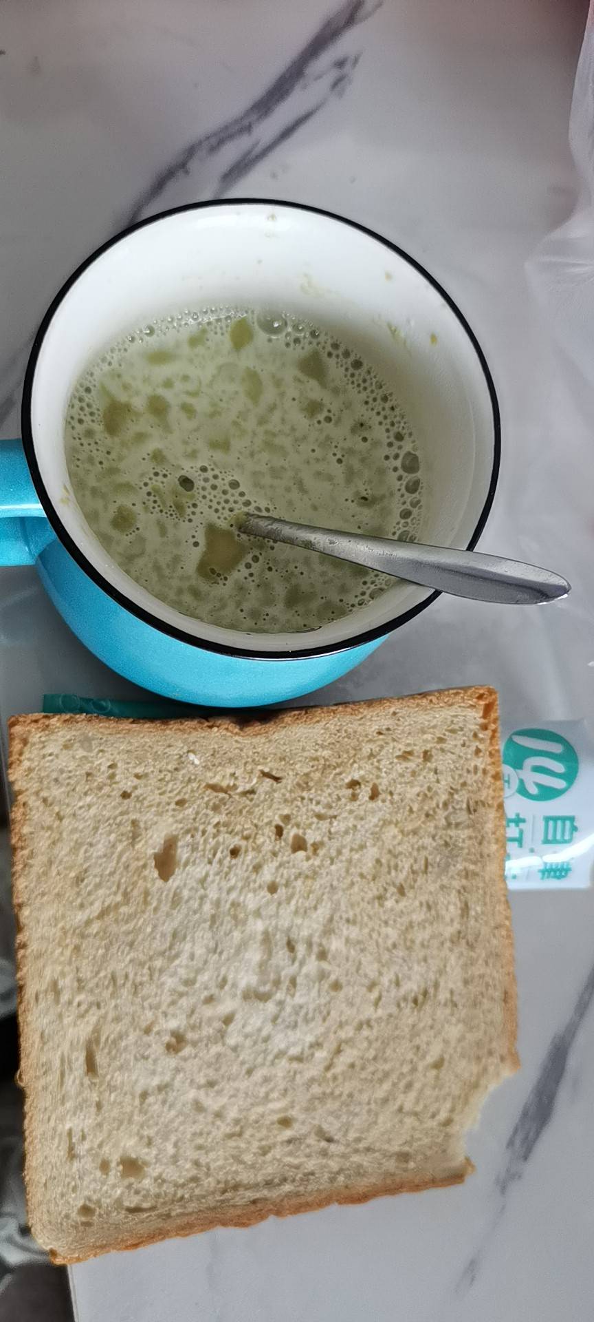 全麦面包搭配上浓浓的黑豆浆，打卡一天的早餐。