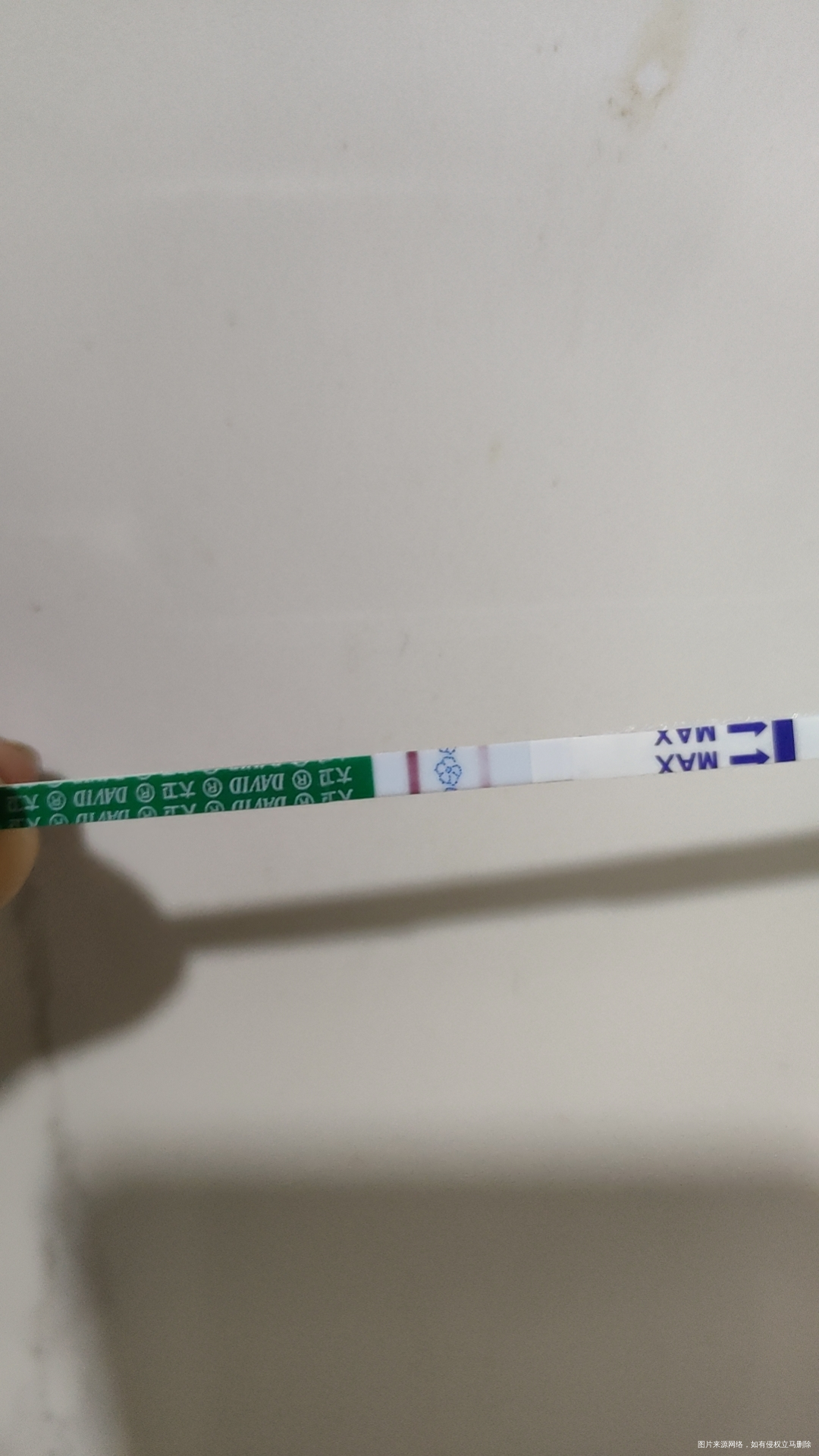 月经推迟七天早孕试纸一深一浅今天上午右下腹突