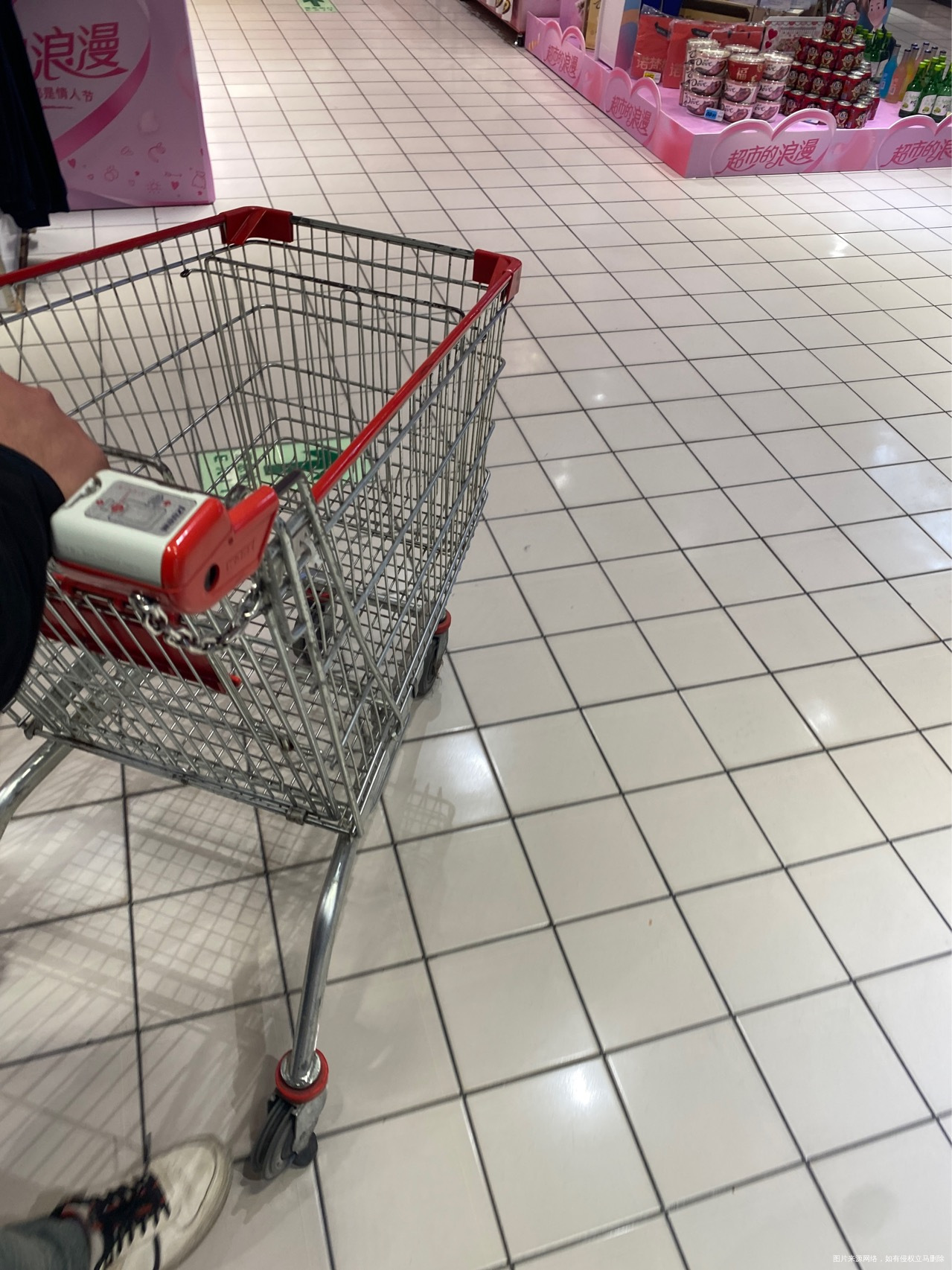 孕15周出门逛超市推这个小车上电梯没推好滑下