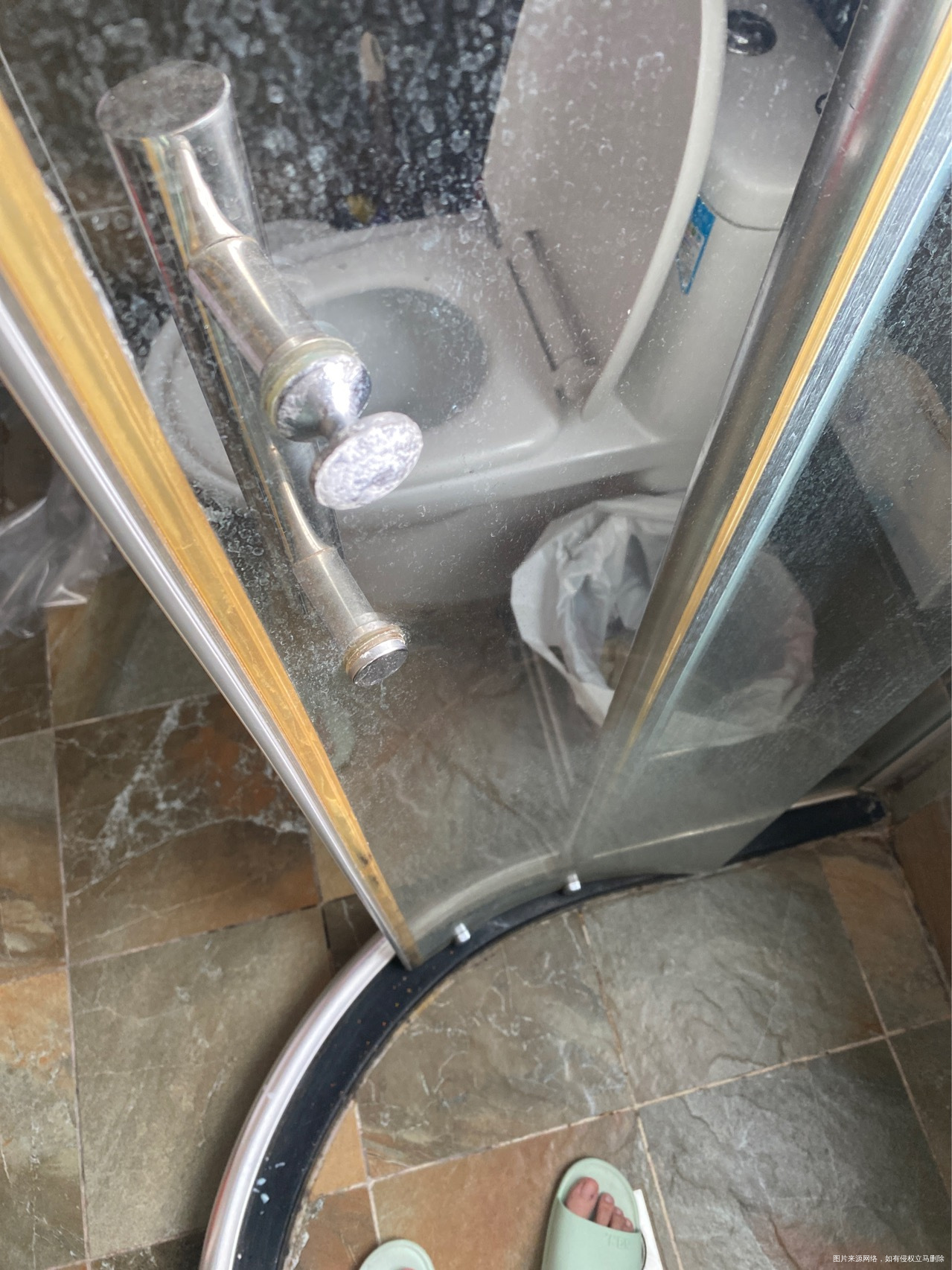 25周多进卫生间关窗户这个推拉门有一个没推到