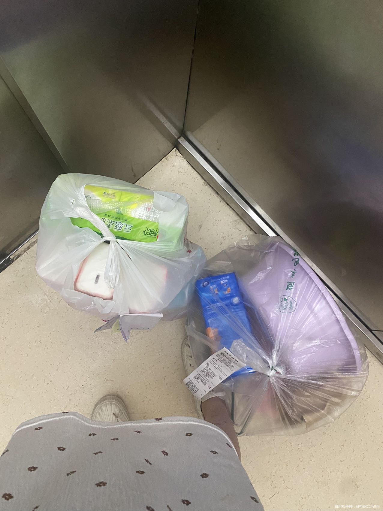 孕晚期羊水少自己出去买东西拎这么多东西有点重