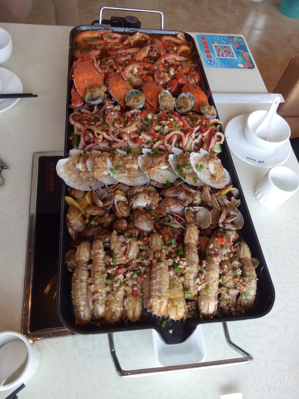 朋友在吃海鲜大咖,还不忘记给我发个照片……她这是造孽啊!