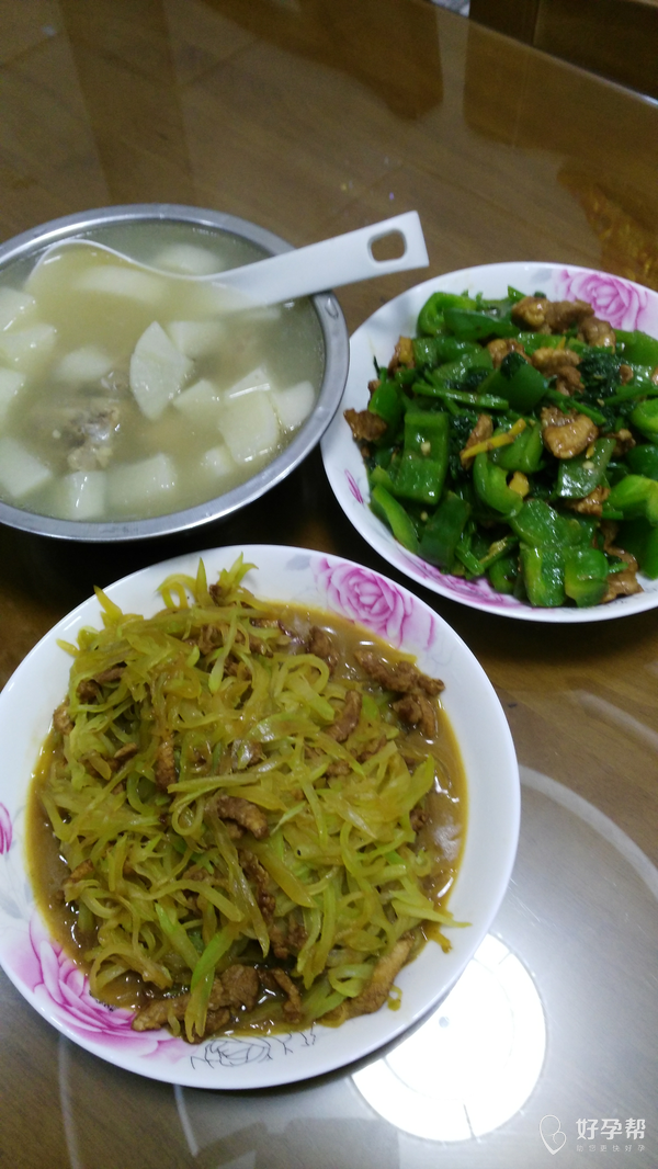 晚饭好了,两菜一汤,吃饱就行