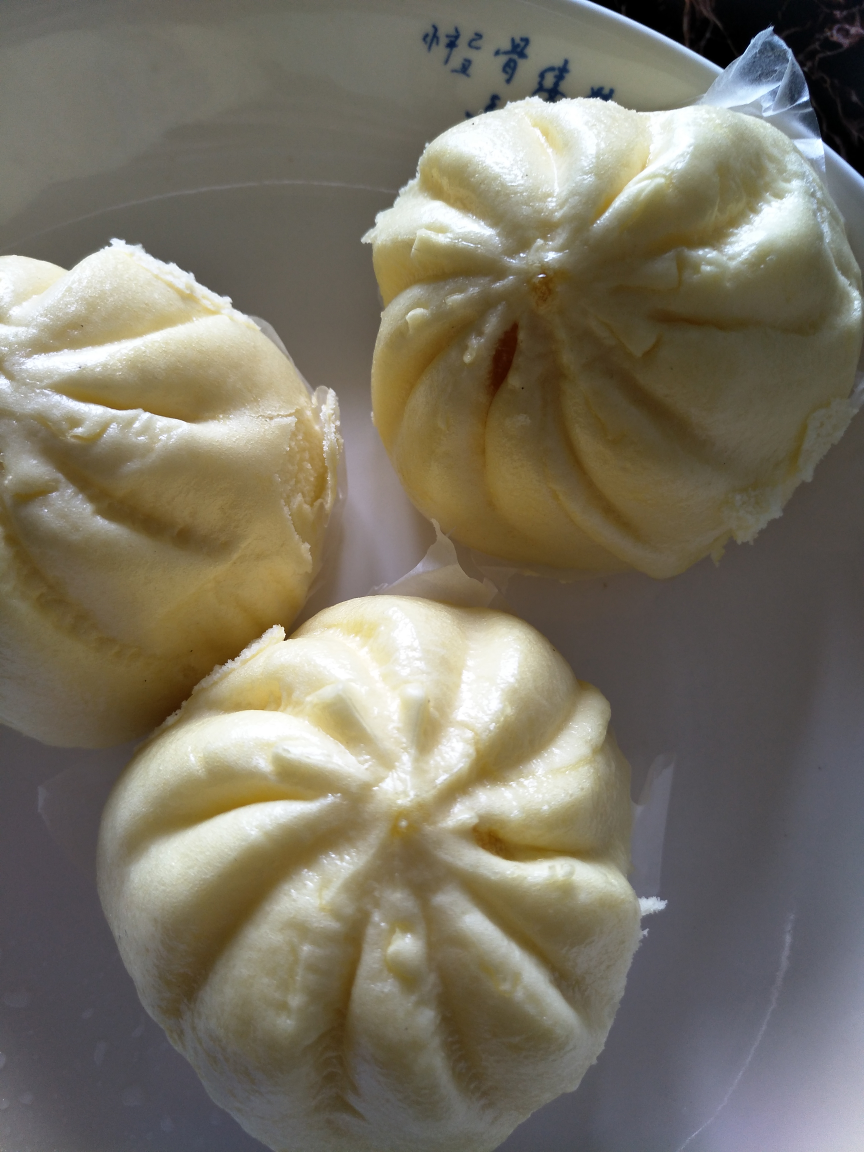 我的早餐.就吃两个包子,好饿呀!