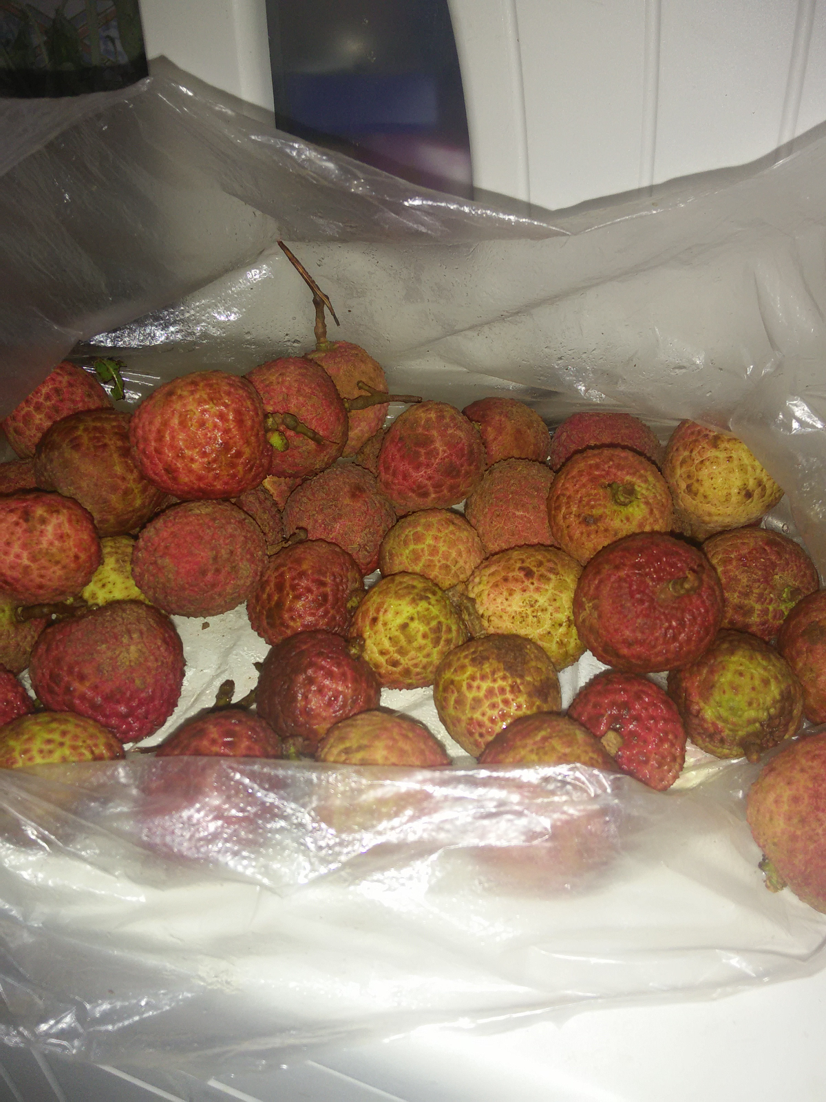 下午去外面买了两斤荔枝好吃