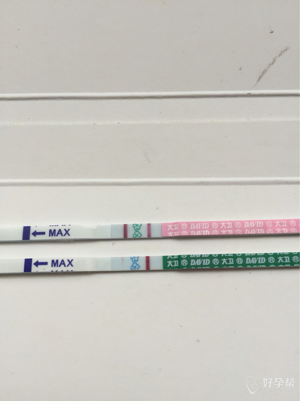 看看 早早孕是不是有浅印了 半个 是怀了吗 上面的排卵试纸也是强阳啦