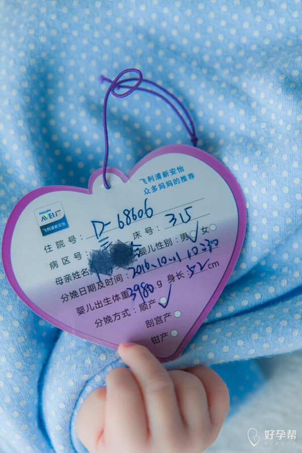 医院刚发来的宝宝出生当天的照片,刚生下来真的丑的,现在好看多了