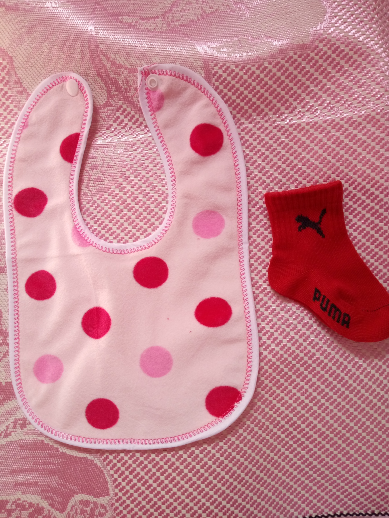 看看买的内衣送的小袜子和围嘴