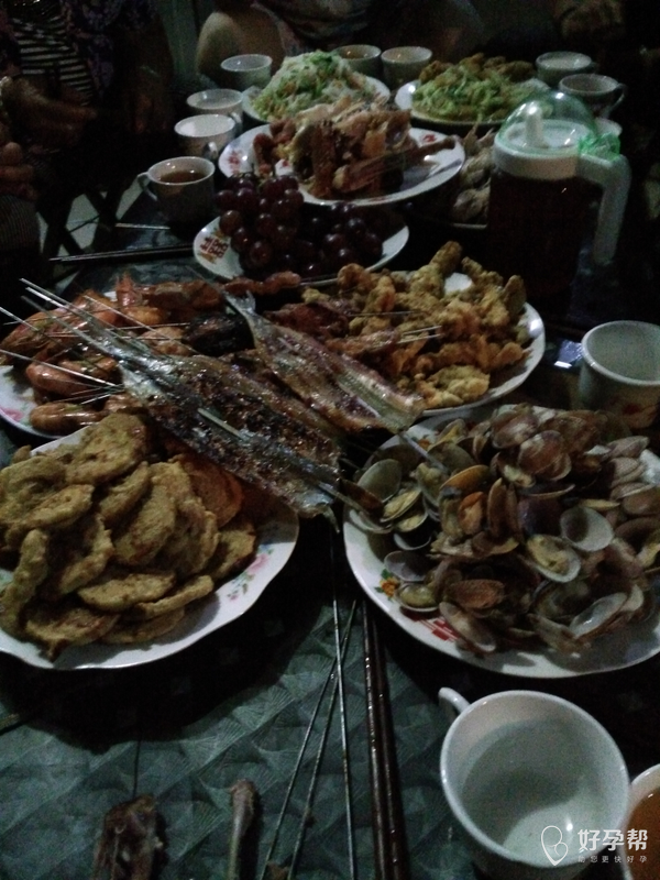 昨晚说好的烧烤呢都放男人桌上了