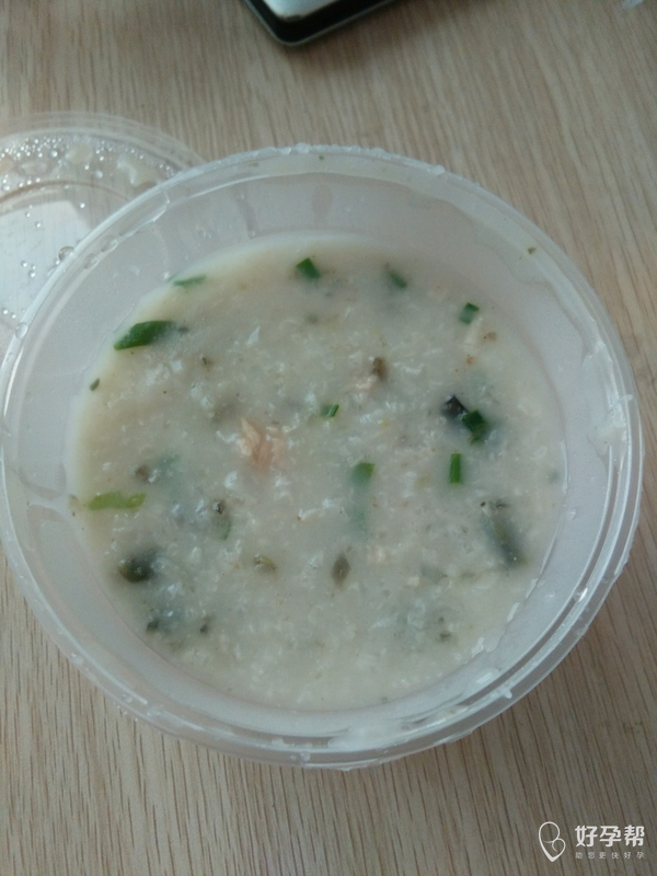 老公给我打包了皮蛋瘦肉粥