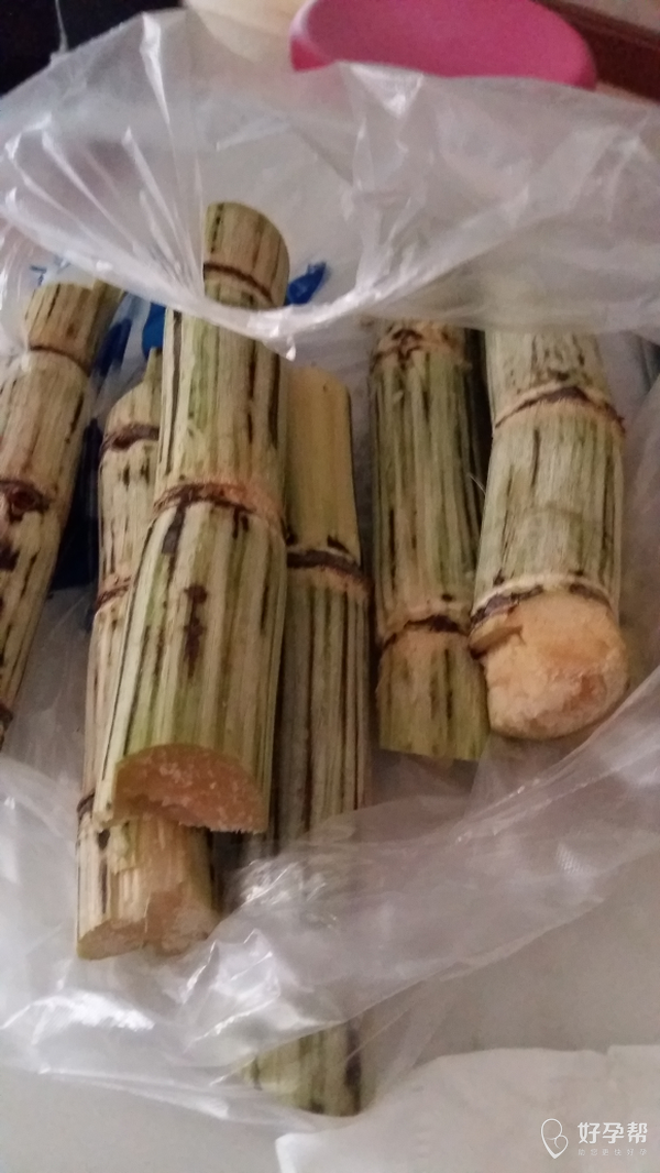 我喜欢刮皮的甘蔗,感觉这样吃着有意思!