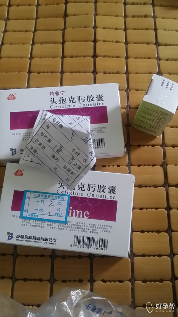 又不敢吃药,今天去医院,医生开了扑热息痛和头孢还有维生素,顺便买了