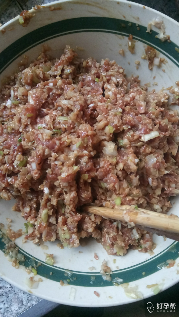 莲菜肉饺子馅和好了面和好了就剩下包了