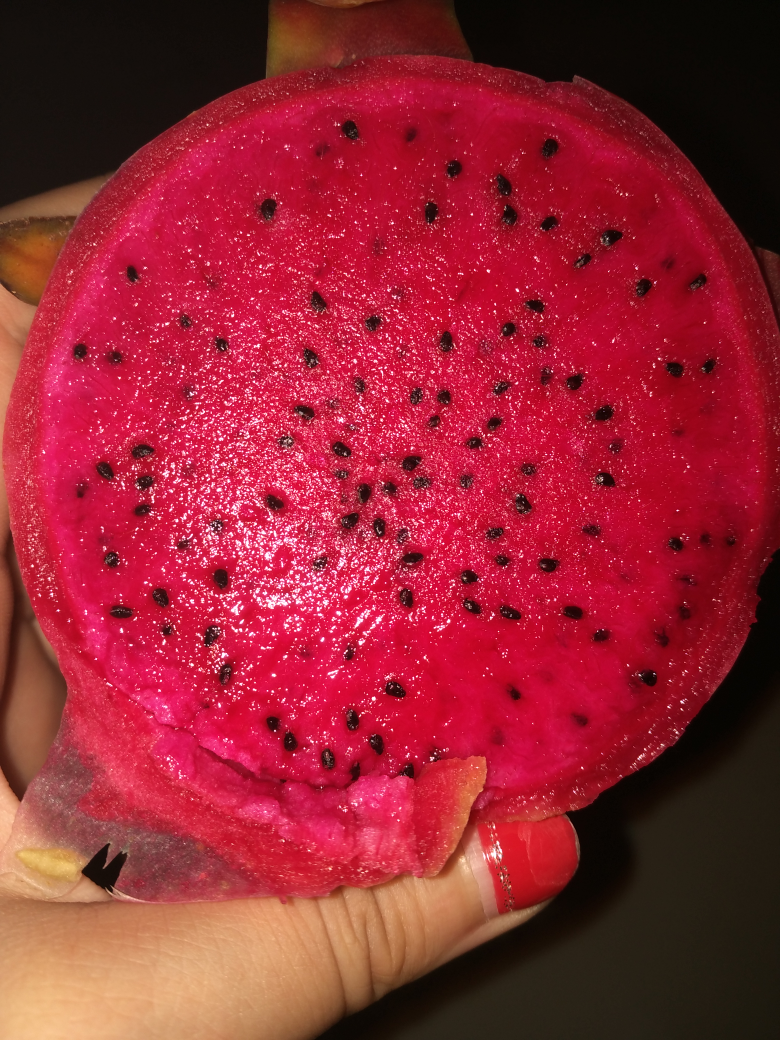 昨天买的火龙果好漂亮的颜色愿我的心情以后和你一样色