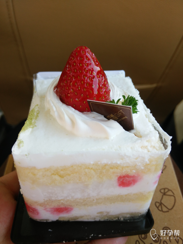 昨天出门吃了块小蛋糕和一个奶油面包