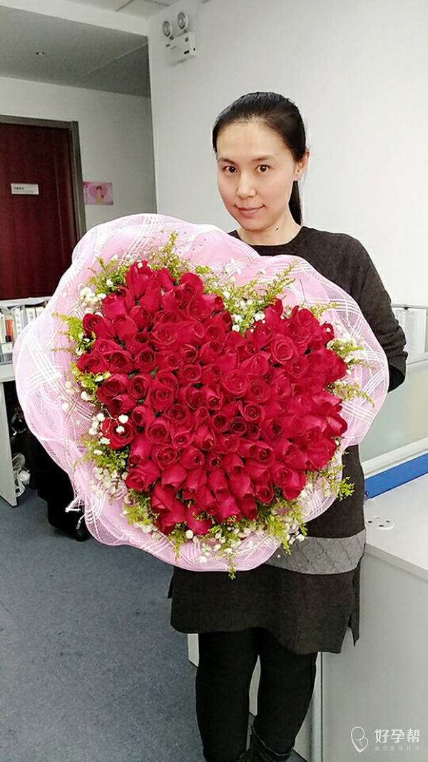 我抱着999朵玫瑰花