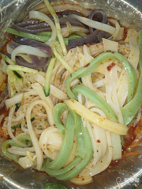 快来看今天中午吃的彩色米皮