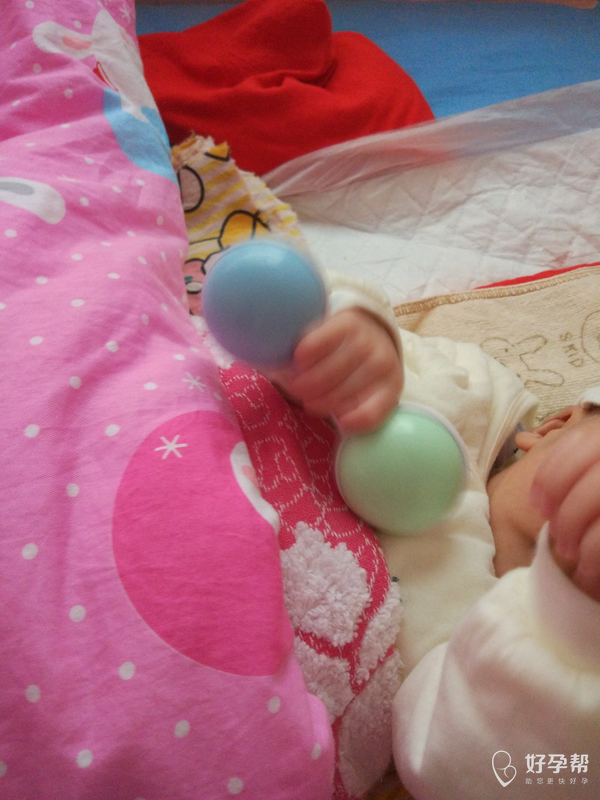 他已经开始学会抓东西了刚刚把玩具抓着了好开心宝宝真的一天一个样