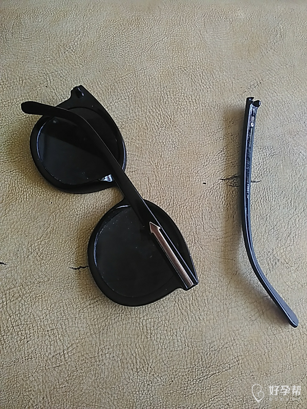 弄断了,她说妈妈晚上了,天黑要戴太阳眼镜,结果一打开,扳断了2018-05