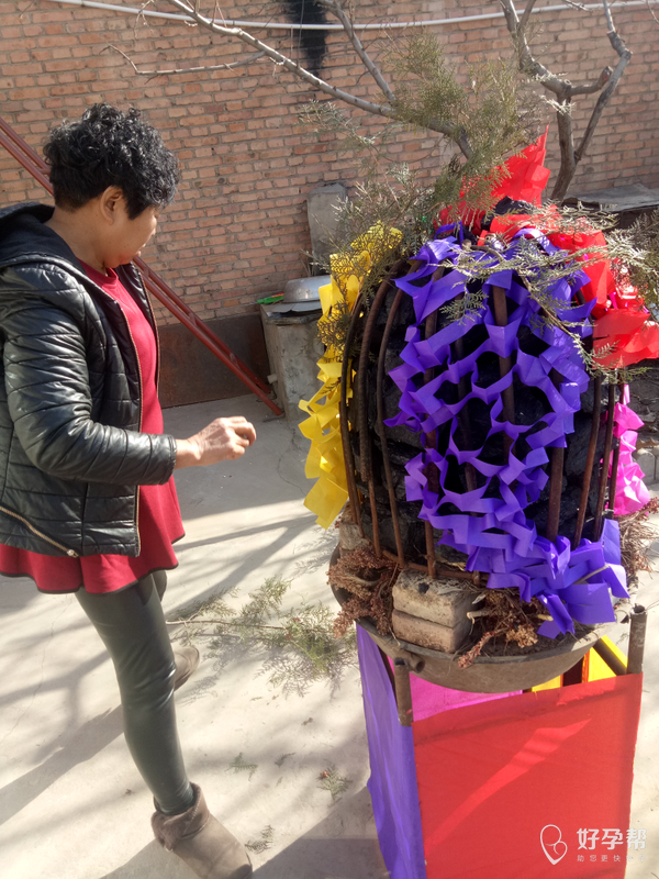 婆婆在弄旺火,晚上在转旺火咯