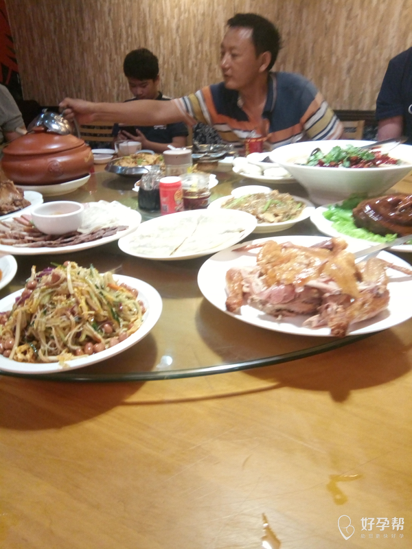 今天是重阳节,大家一起来东北饺子馆吃饭
