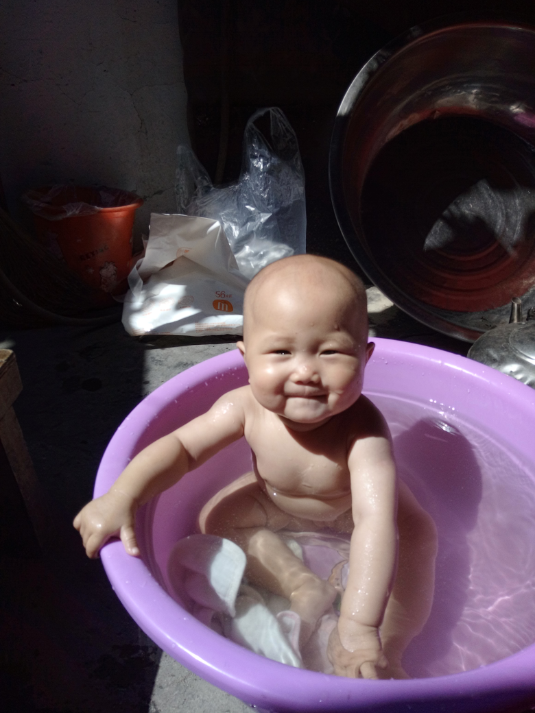 农村小女孩洗澡图片