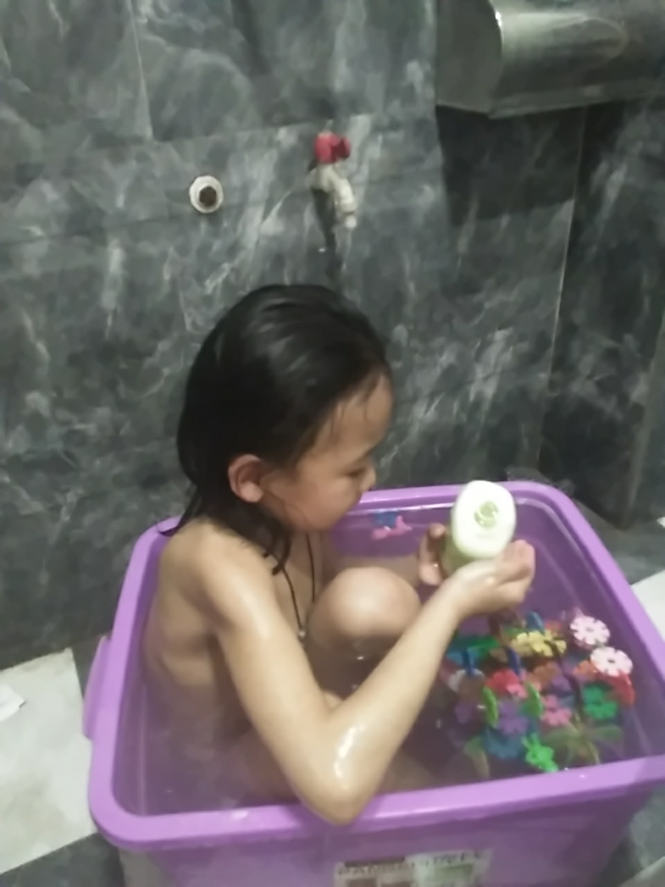 小女洗澡照片曝光图片