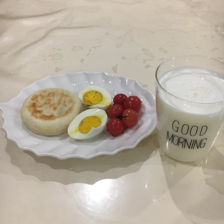 每天要好好吃早饭今日早餐馅饼鸡蛋小番茄脱脂牛奶一杯