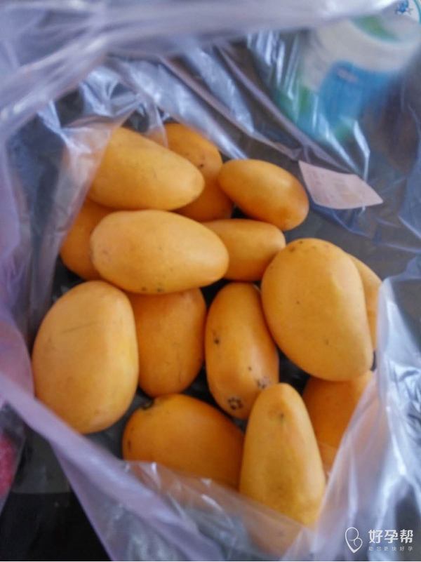 妈妈刚买芒果和草莓太新鲜了