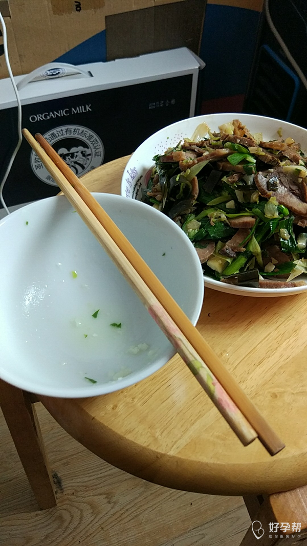 今天中午一个人吃饭,而且是这么长时间以来吃得最多的一次了,一碗青菜