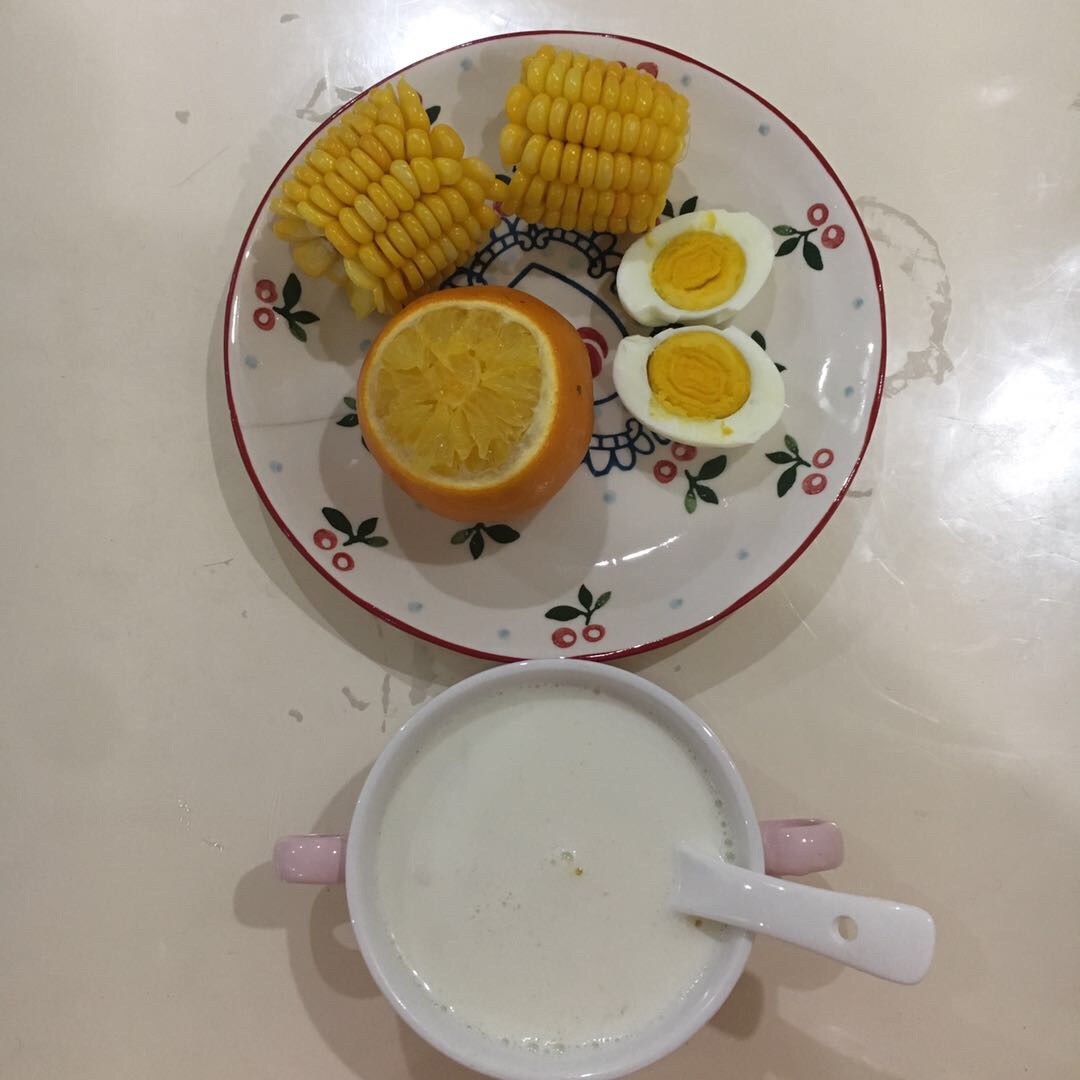 今日早餐玉米鸡蛋牛奶燕麦片蒸橙子吃不了冷的了