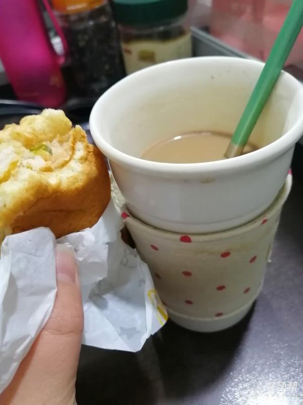 虾肉汉堡 一个外加一杯咖啡 .中午饭.两个包子.吃的也行哈
